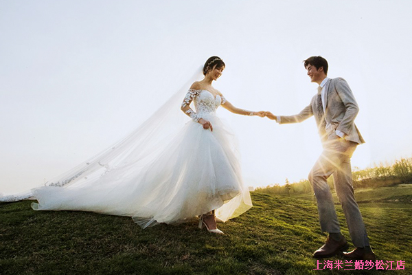 BG真人官网爱妻晒与刘谦甜蜜婚纱照 手戴钻戒十分抢眼(图)