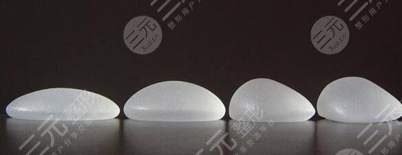 隆胸